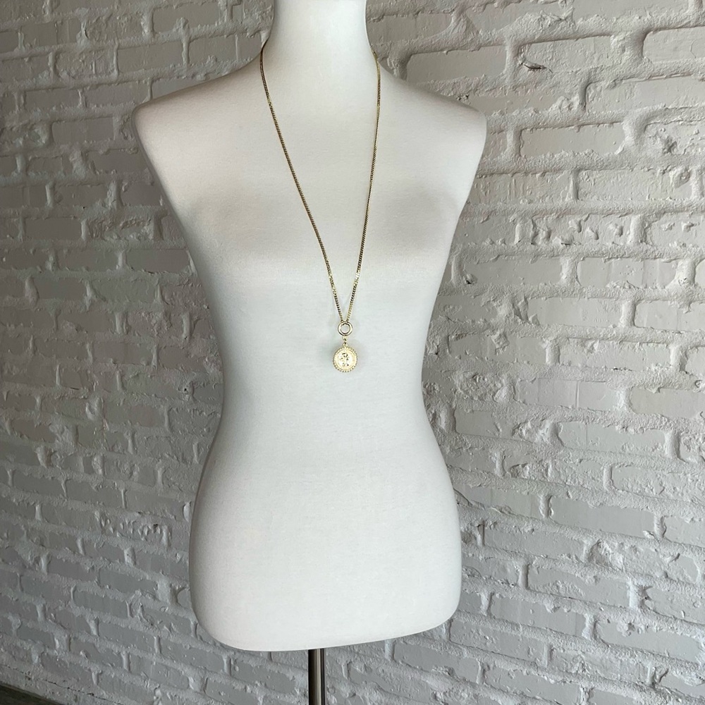 Elegant Gold Pendant Necklace